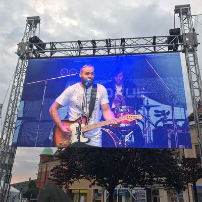 Parete video LED P4.81 esterna con armadio in alluminio a fusione a stampaggio IP65 impermeabile e tasso di aggiornamento 1920Hz-3840Hz