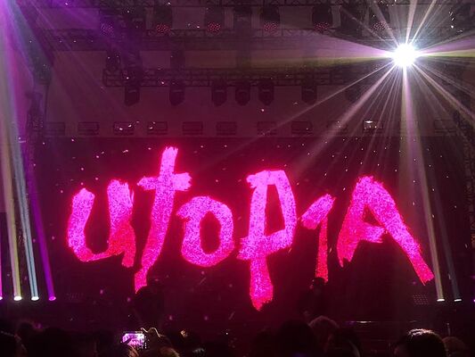 Schermo LED video da esterno con pixel pitch P2.97mm, impermeabile IP65 e frequenza di aggiornamento 3840-7680Hz per eventi a noleggio